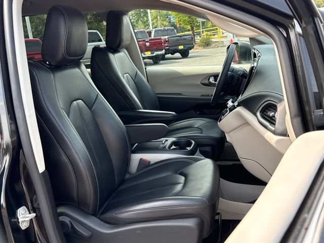Used 2023 Chrysler Pacifica Touring-L FWD image 24