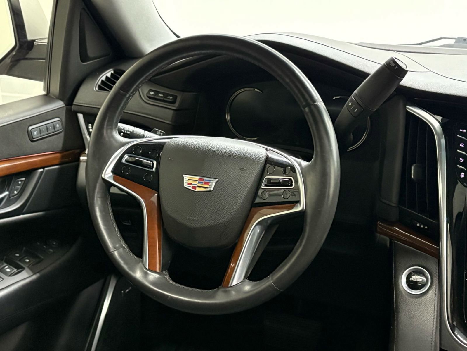 Used 2018 Cadillac Escalade Premium Luxury RWD image 26