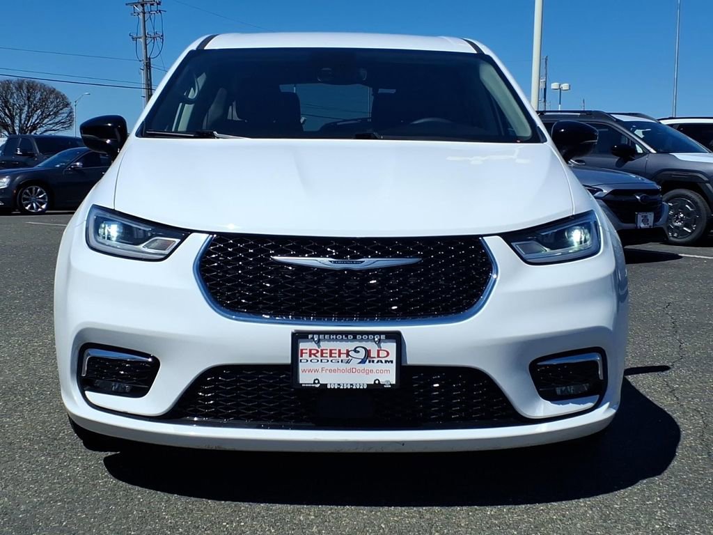 Used 2024 Chrysler Pacifica Touring-L image 2