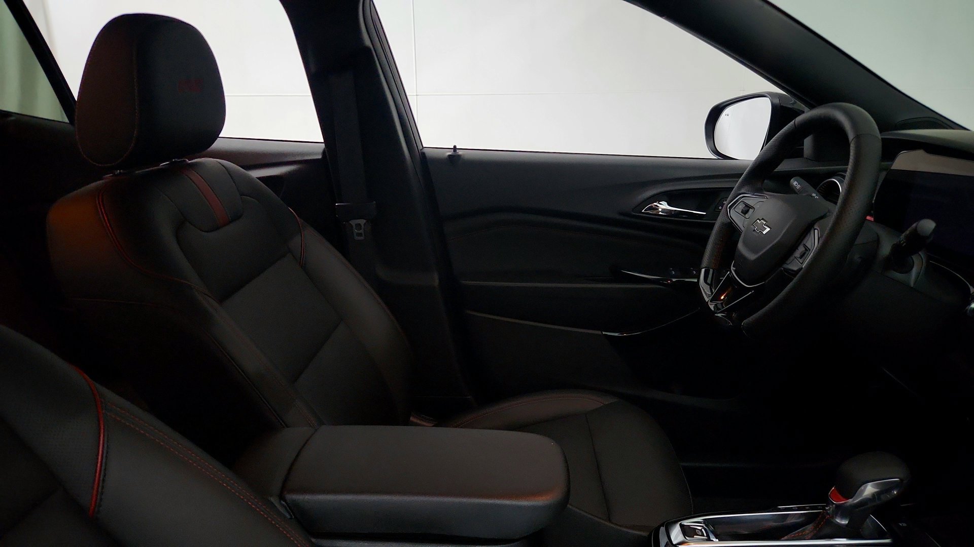Used 2025 Chevrolet Trax RS w/ Sunroof Package FWD image 30