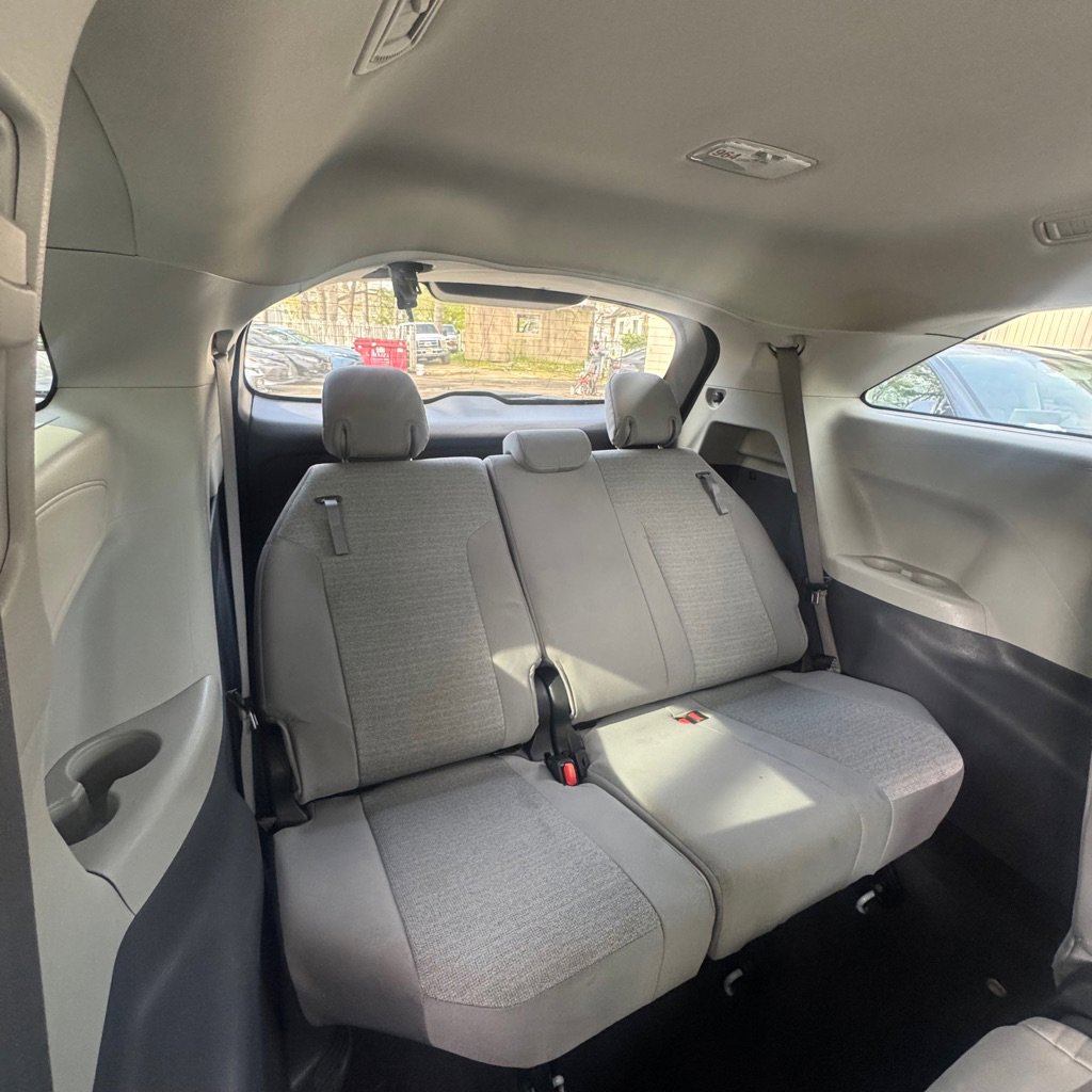 Used 2022 Toyota Sienna LE FWD image 14