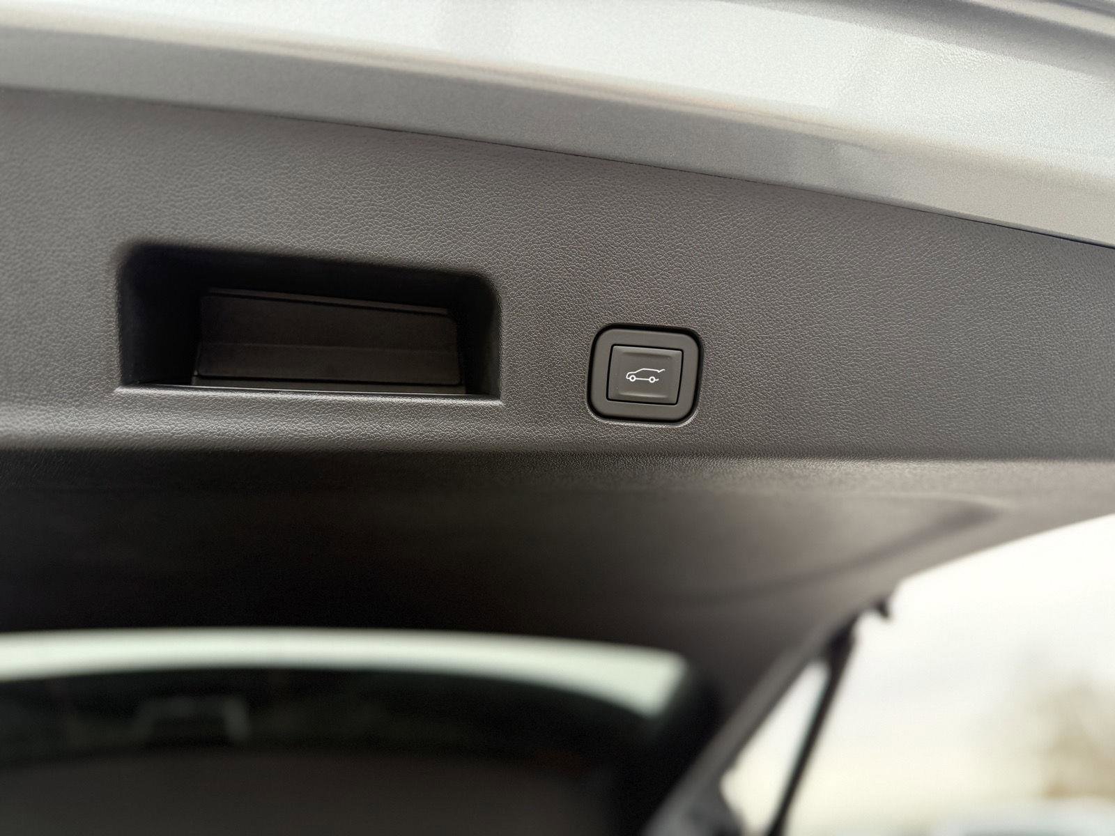 Used 2025 Chevrolet Traverse RS image 12