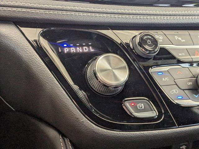 Used 2022 Chrysler Pacifica Limited w/ Uconnect Theater Family Group FWD image 12