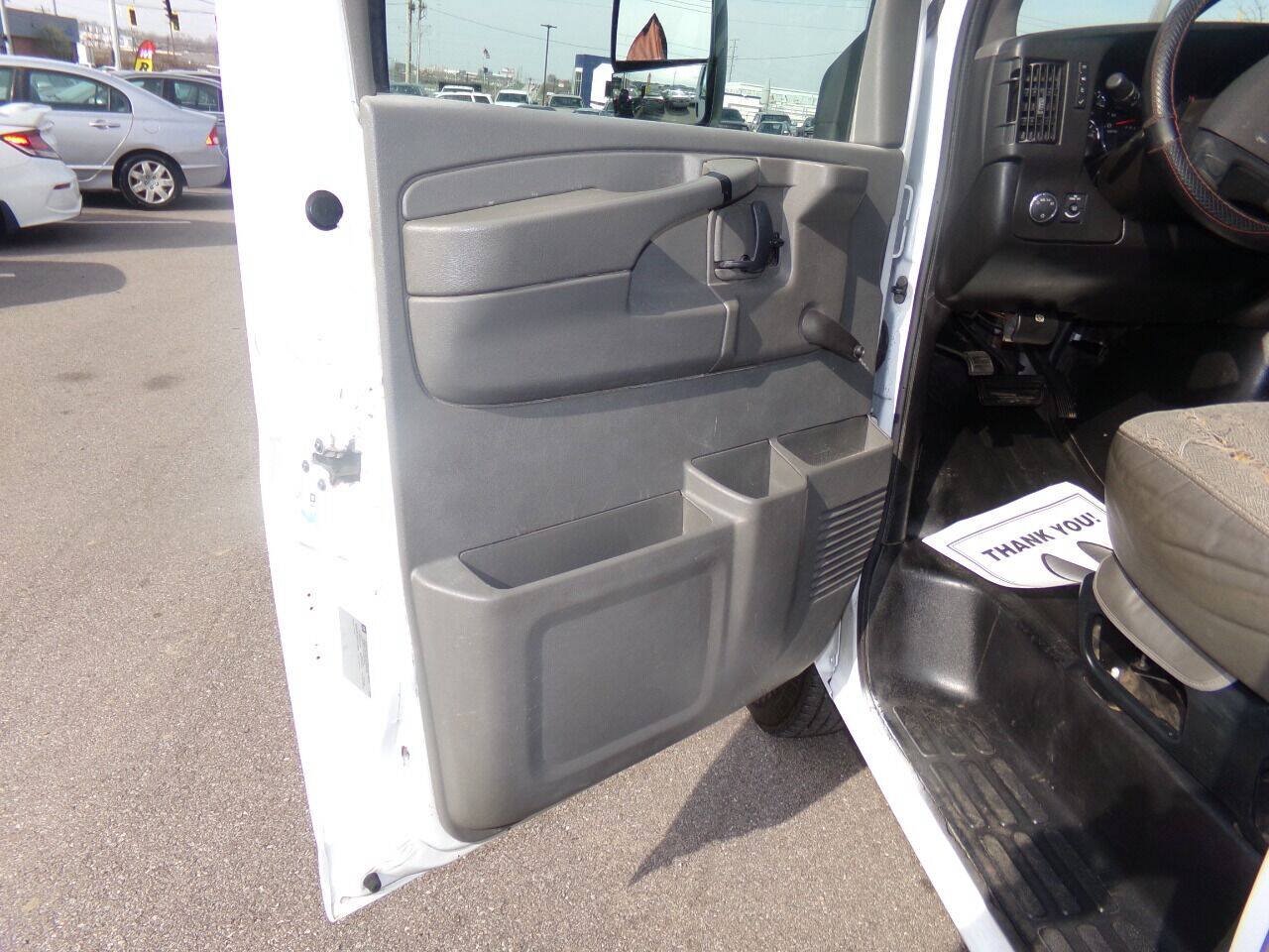 Used 2009 Chevrolet Express 3500 RWD image 15