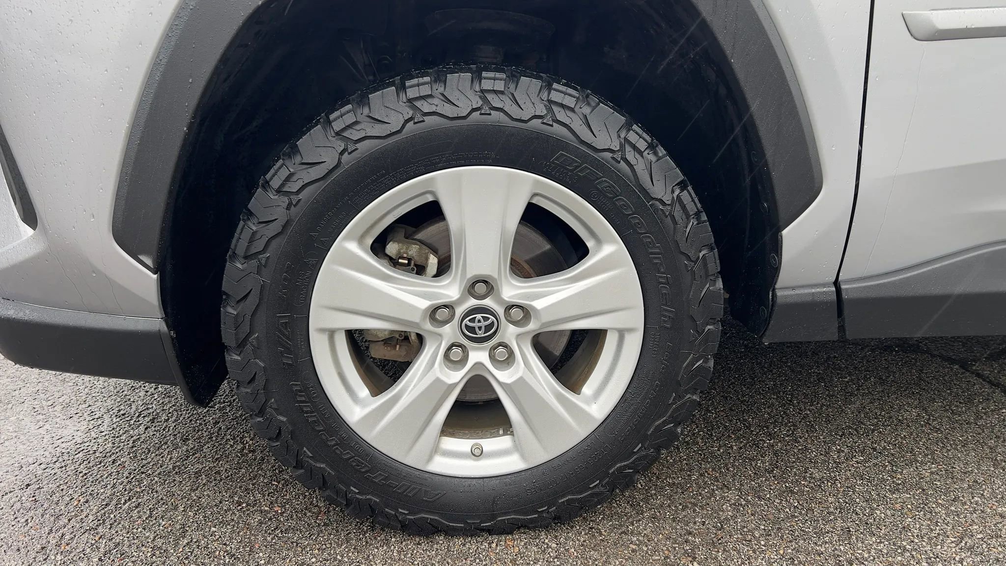 Used 2019 Toyota RAV4 LE w/ Carpet Mat Package image 9