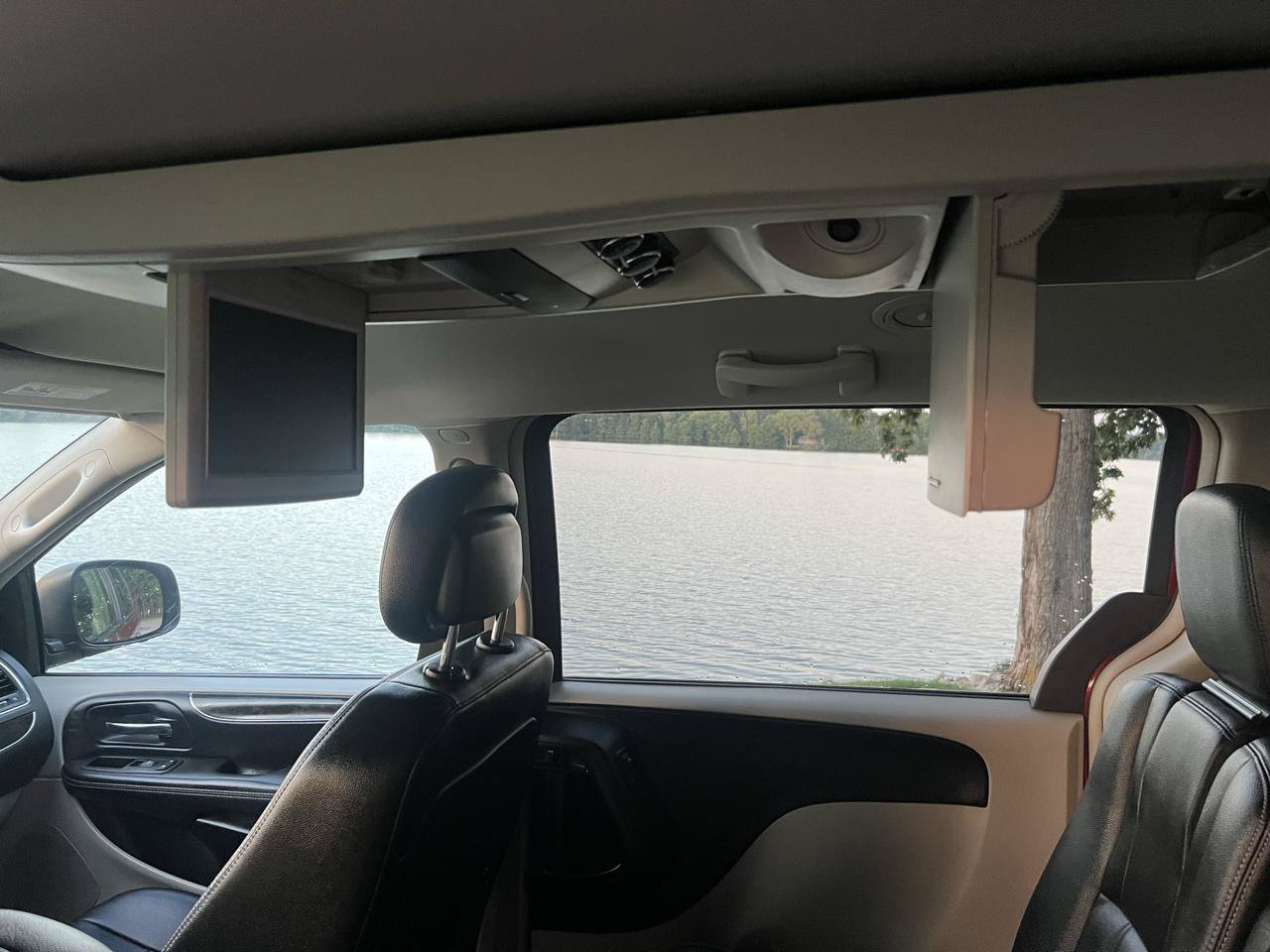 Used 2013 Chrysler Town & Country Touring FWD image 36