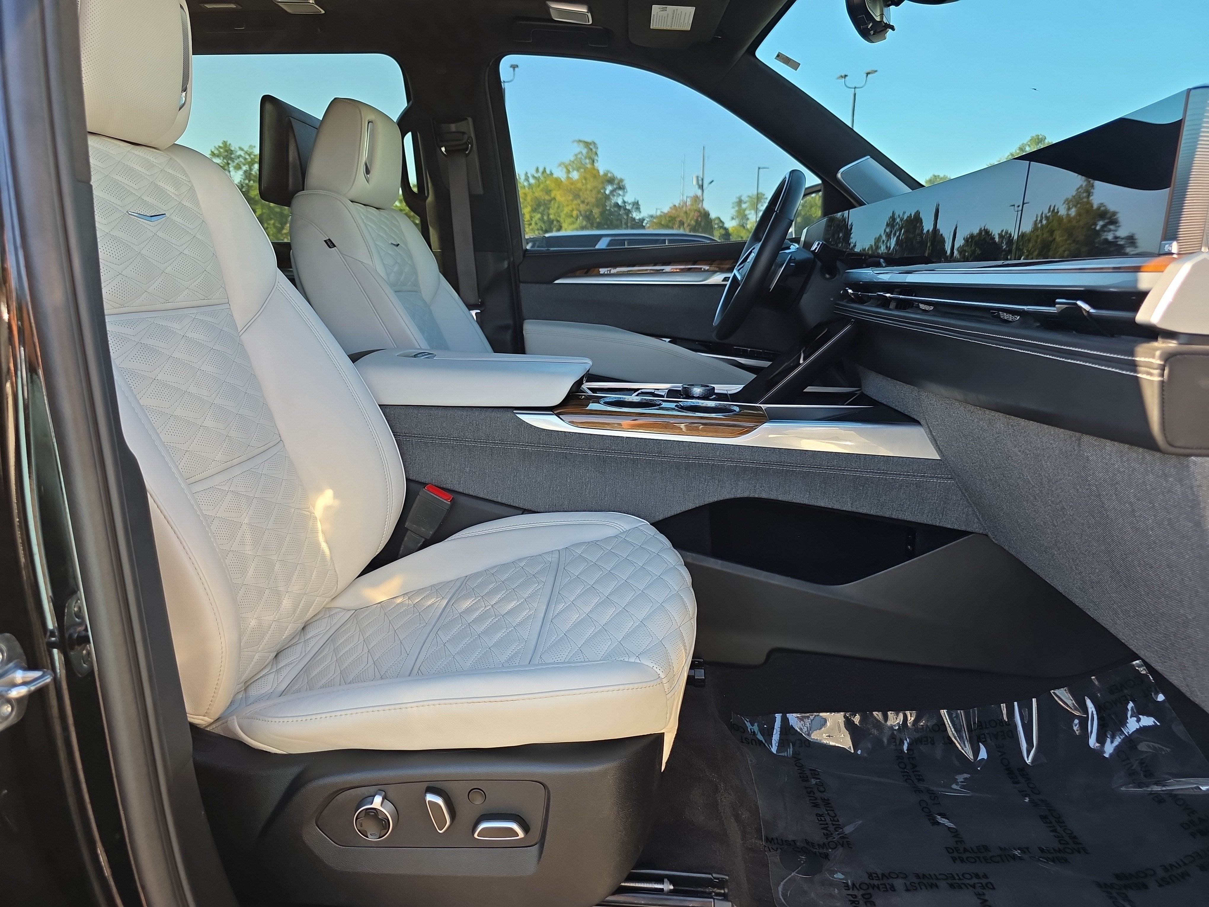 Used 2025 Cadillac Escalade ESV Sport Platinum w/ LPO, Floor Liner Package AWD/4WD image 18