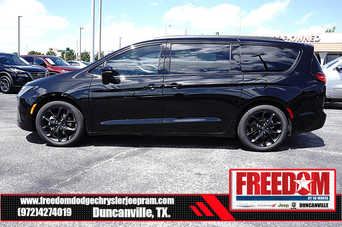 New 2027 Chrysler Pacifica Limited FWD image 2