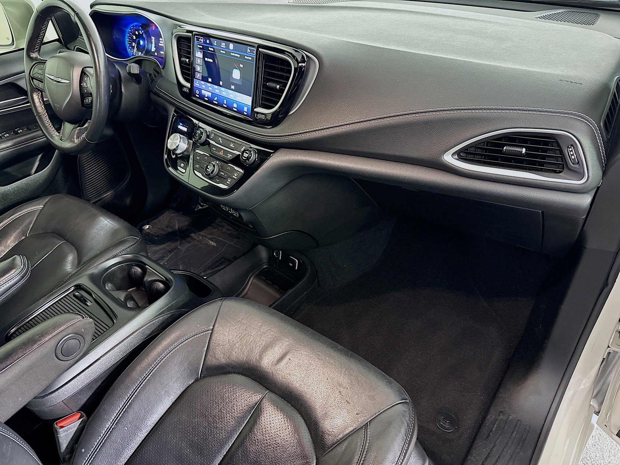 Used 2021 Chrysler Pacifica Touring-L w/ Uconnect Theater Family Group image 28