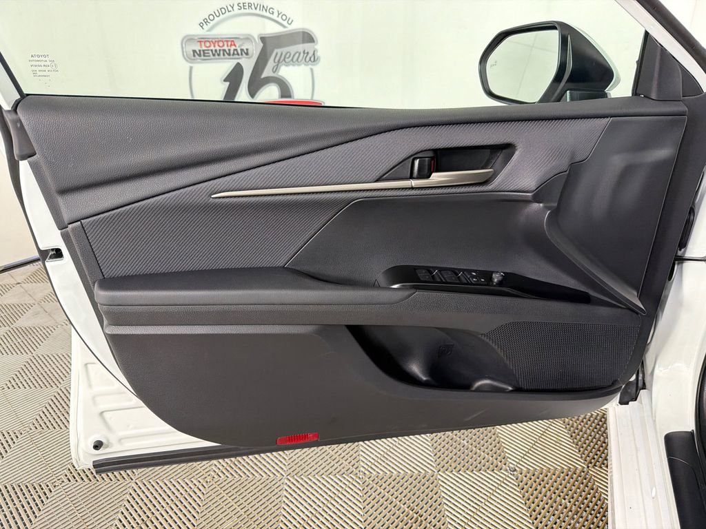 Used 2025 Toyota Camry SE w/ Convenience Package image 10