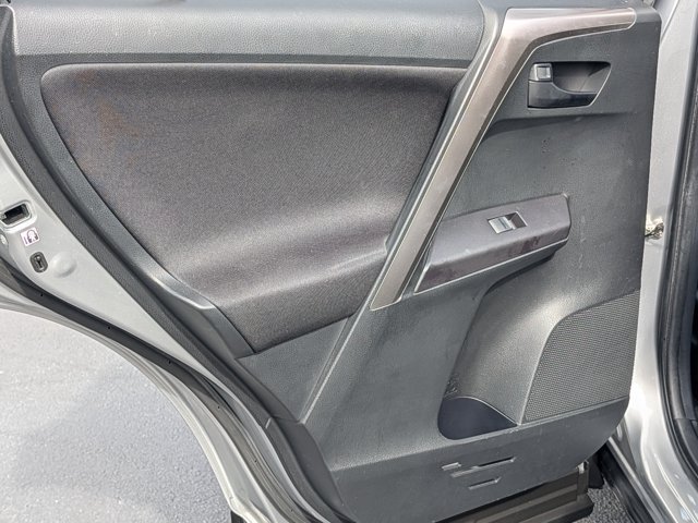 Used 2018 Toyota RAV4 LE FWD image 18
