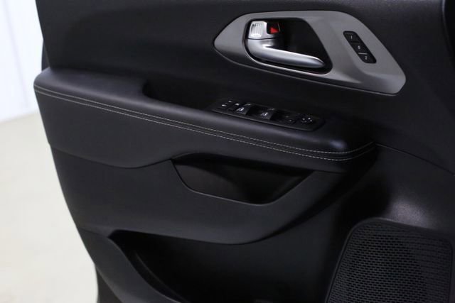 Used 2025 Chrysler Pacifica Select image 11