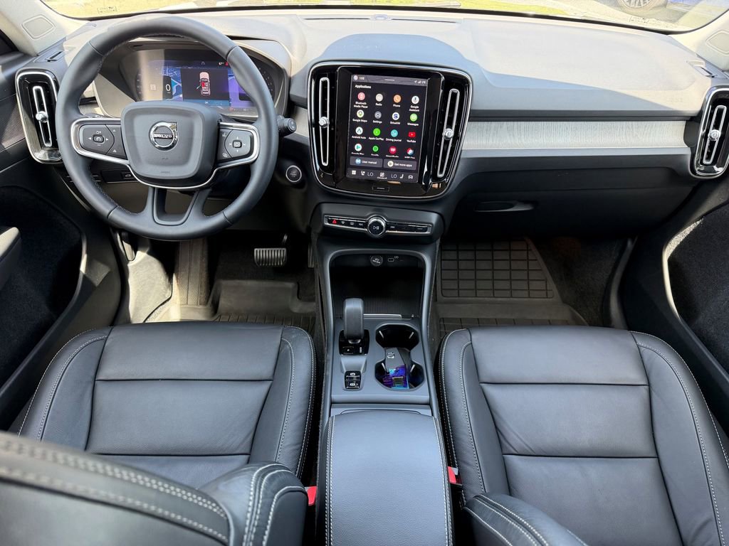 Certified 2023 Volvo XC40 B5 Core w/ Convenience Package image 2
