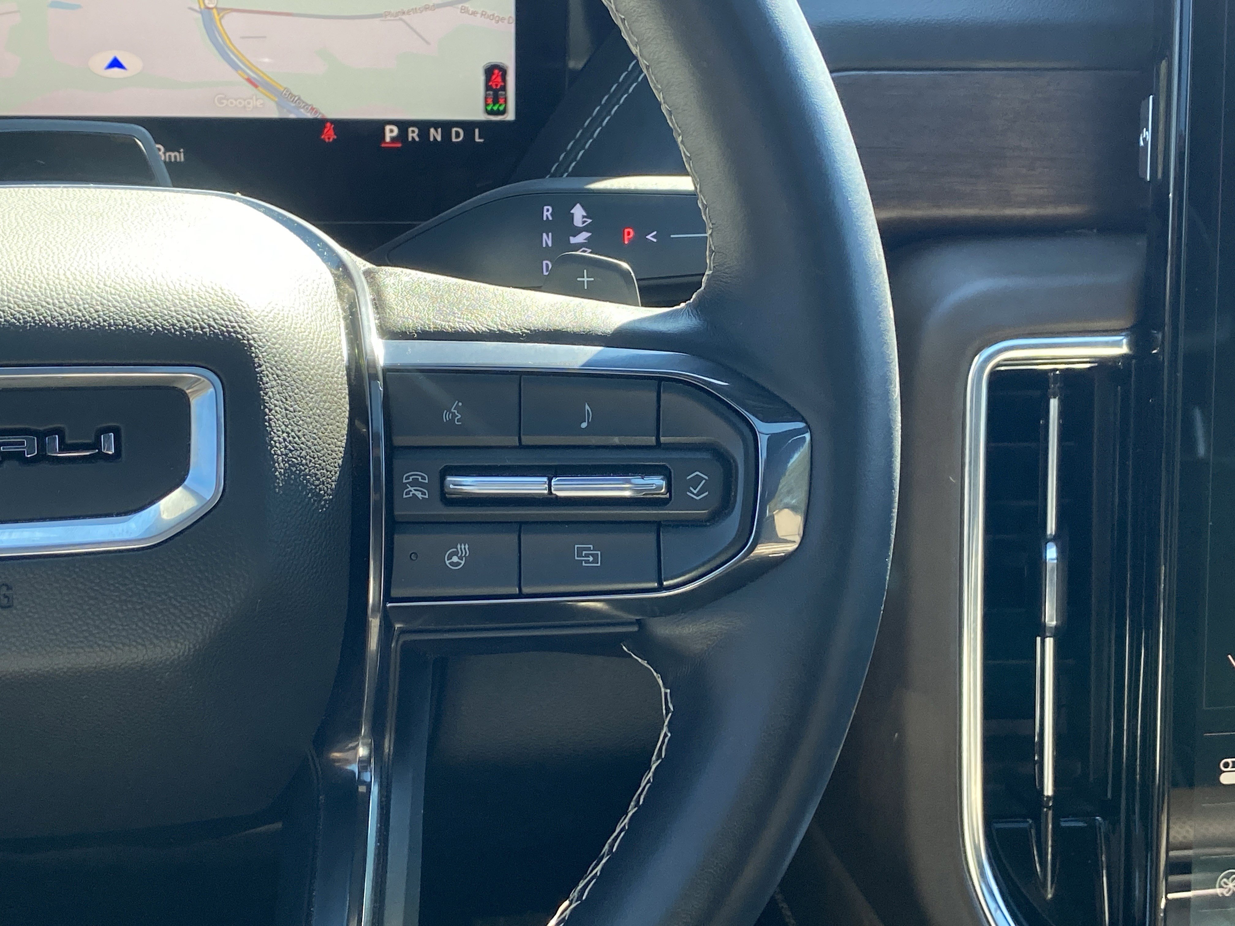 Used 2025 GMC Yukon Denali Ultimate image 32