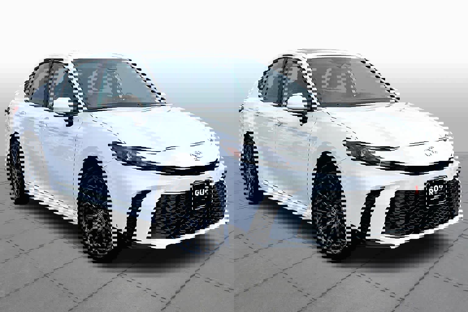 Used 2025 Toyota Camry SE image 2