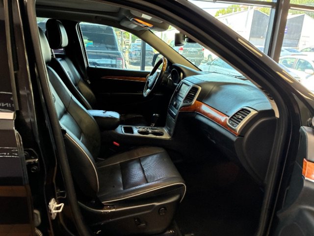 Used 2013 Jeep Grand Cherokee Overland w/ Advance Technology Group RWD image 28