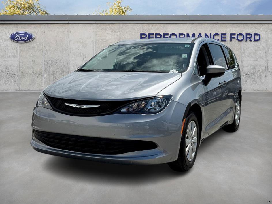 Used 2020 Chrysler Voyager L image 2