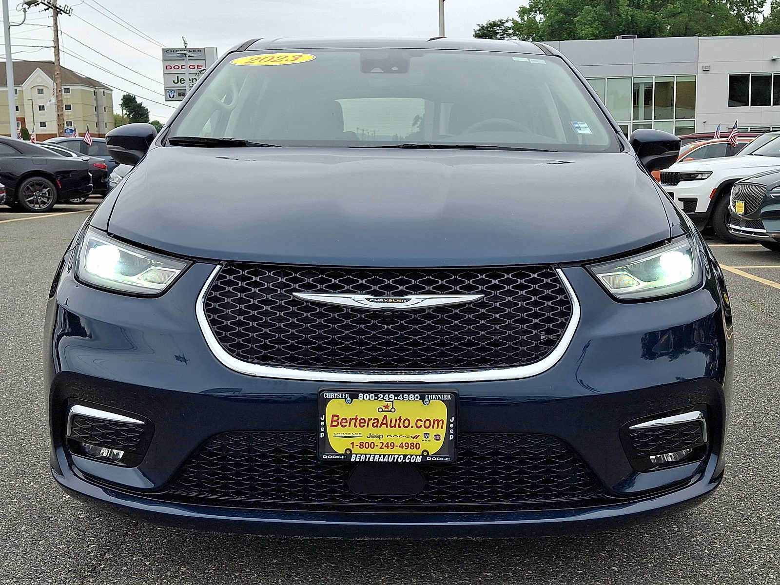 Certified 2023 Chrysler Pacifica Touring-L FWD image 2