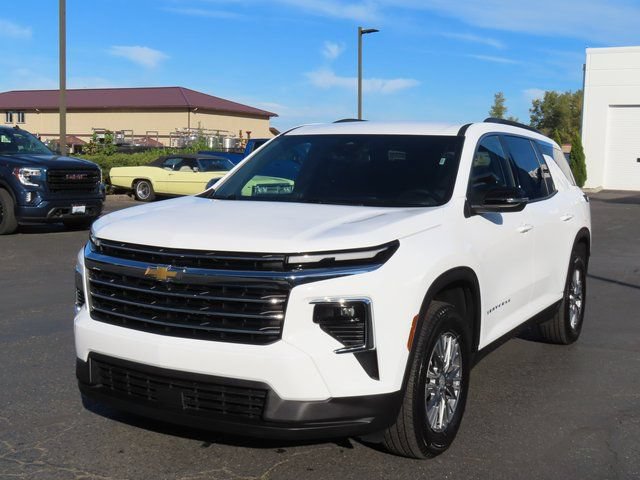 Used 2025 Chevrolet Traverse LT AWD/4WD image 3