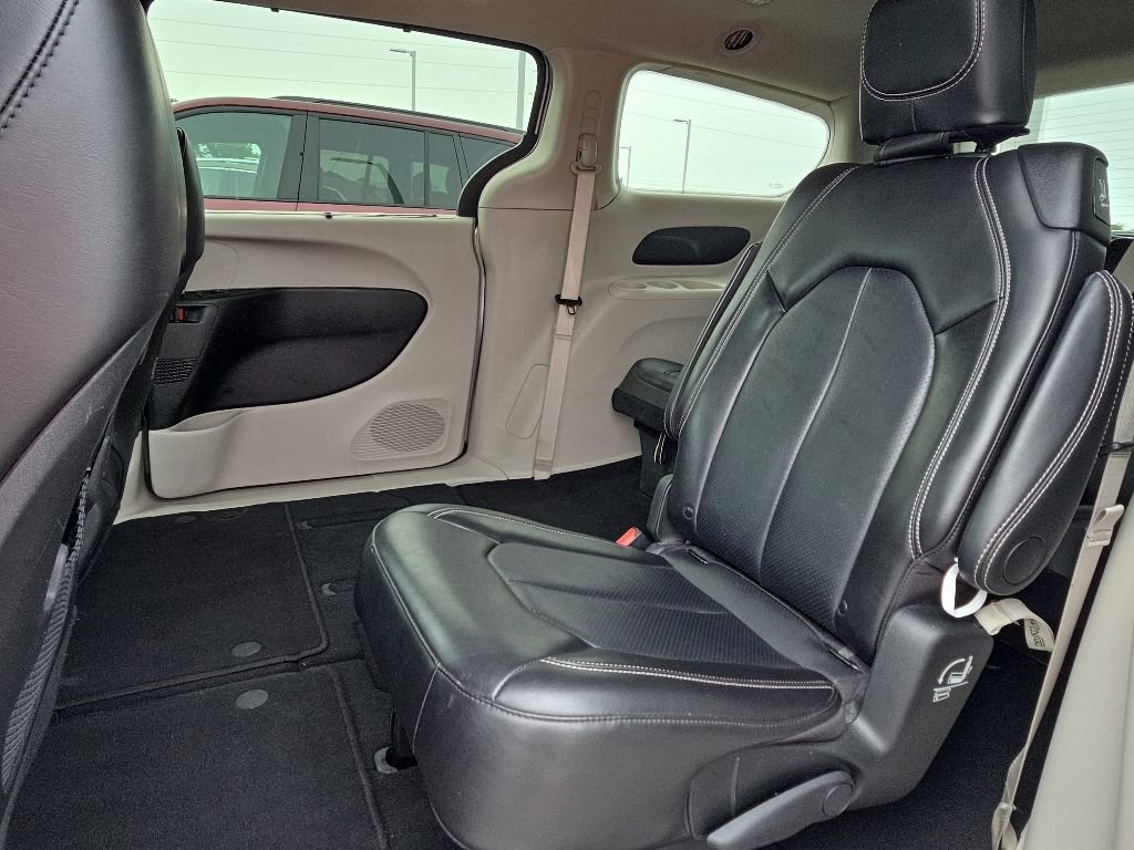 Used 2024 Chrysler Pacifica Touring-L FWD image 10