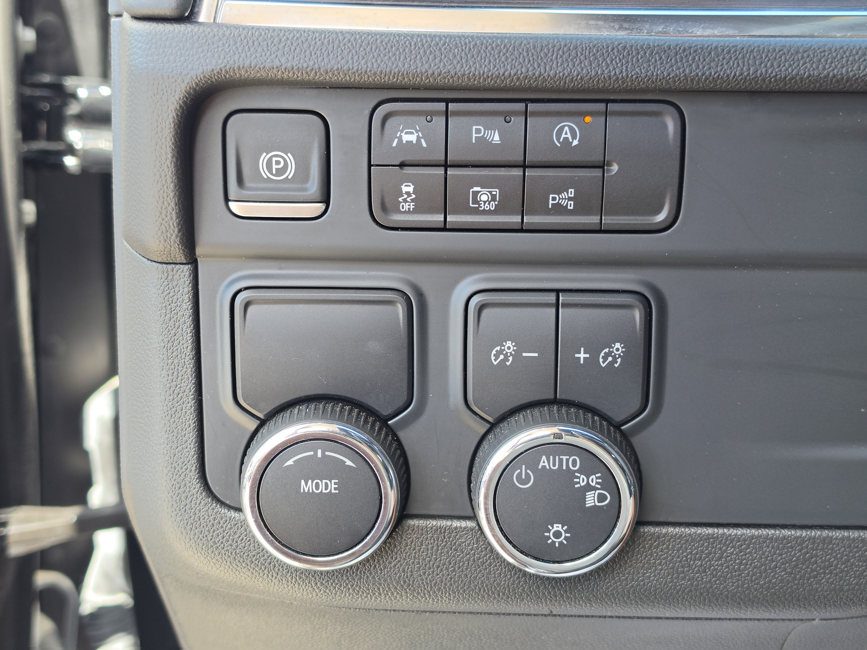 Used 2025 Chevrolet Suburban LT RWD image 34