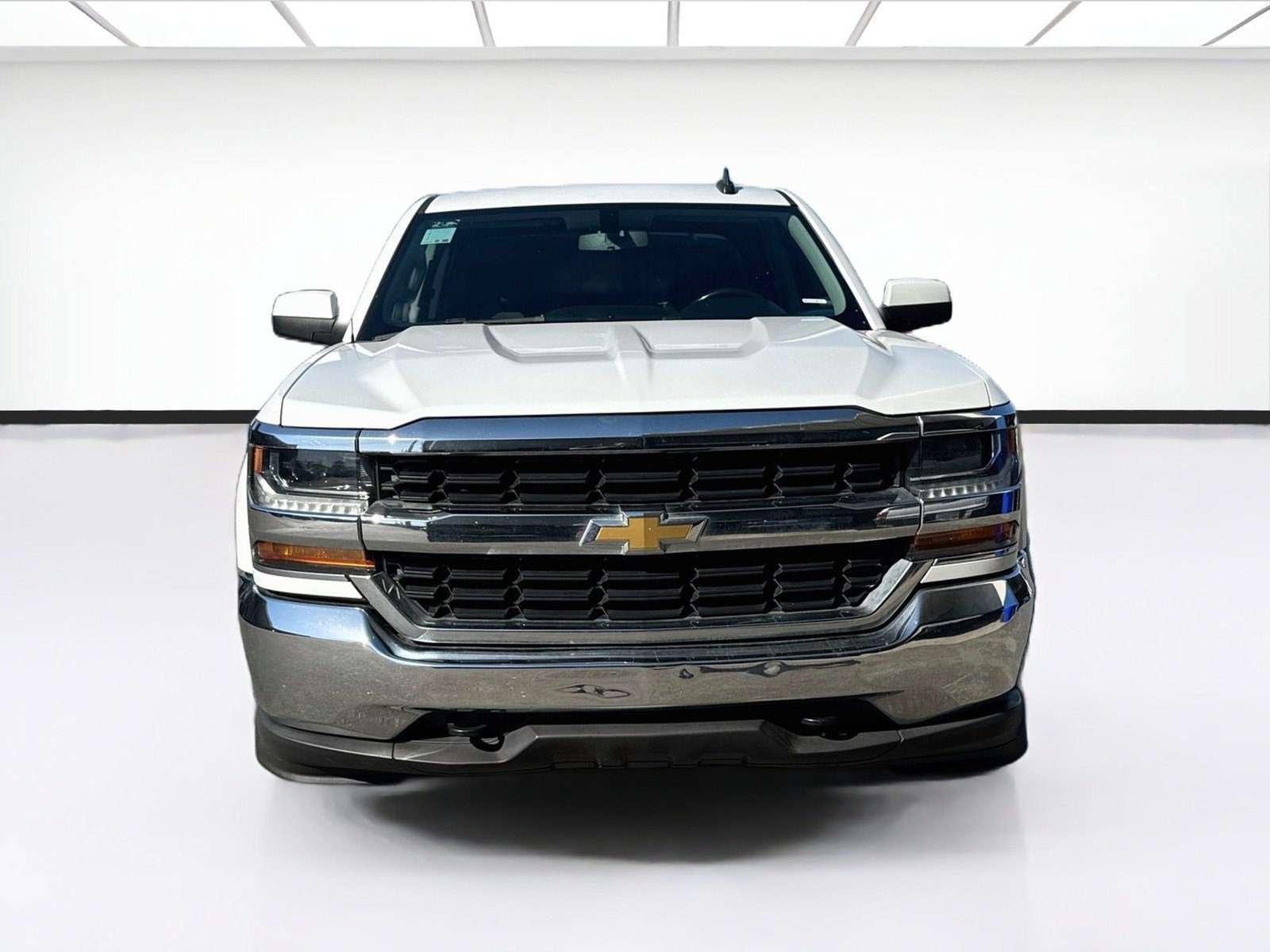 Used 2018 Chevrolet Silverado 1500 LT w/ Trailering Package AWD/4WD image 2