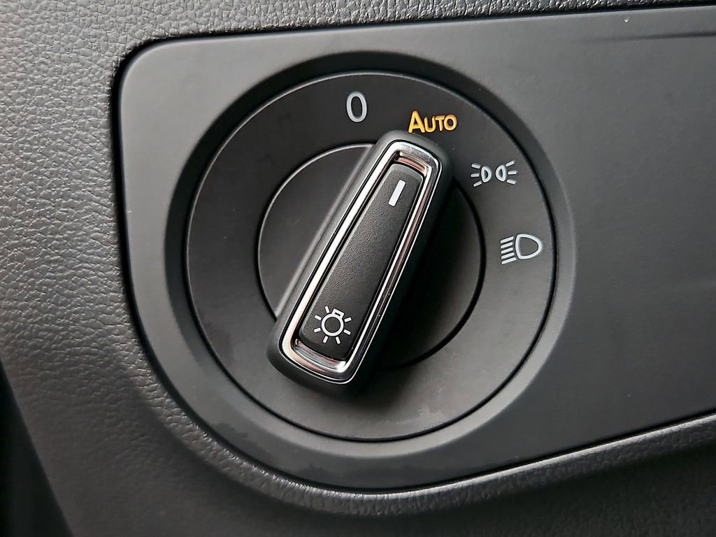 Certified 2022 Volkswagen Tiguan SE R-Line image 26