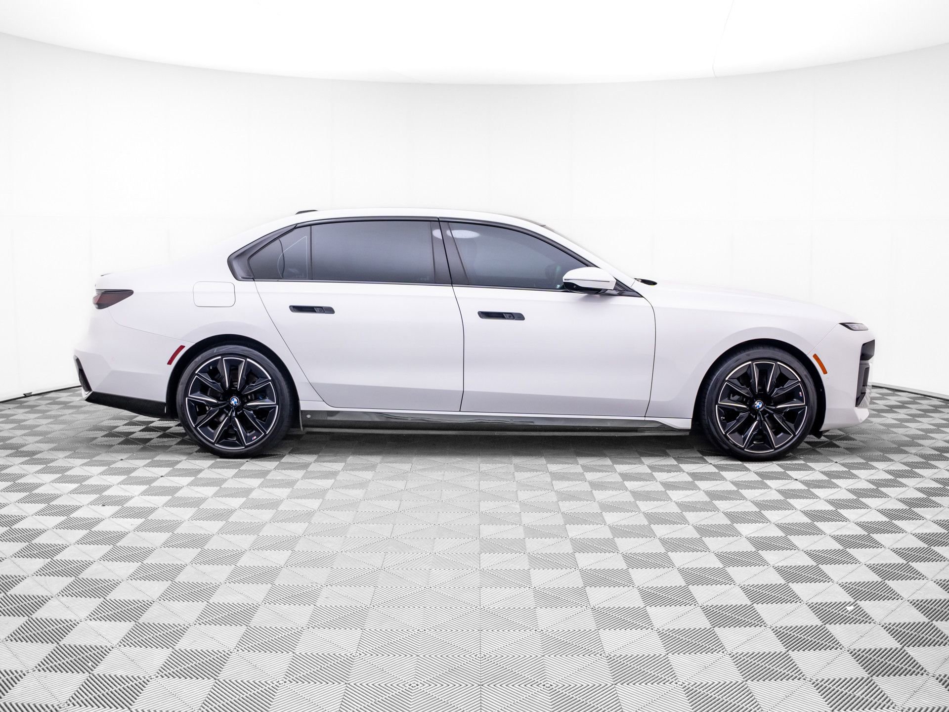 Certified 2023 BMW i7 xDrive60 AWD/4WD image 6