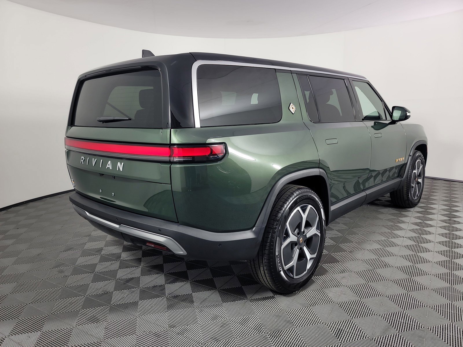 Used 2024 Rivian R1S Adventure AWD/4WD image 5