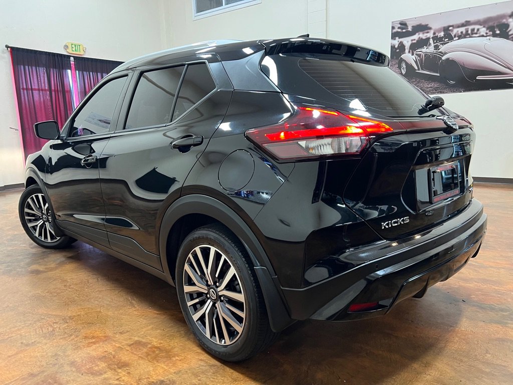 Used 2021 Nissan Kicks SV FWD image 2