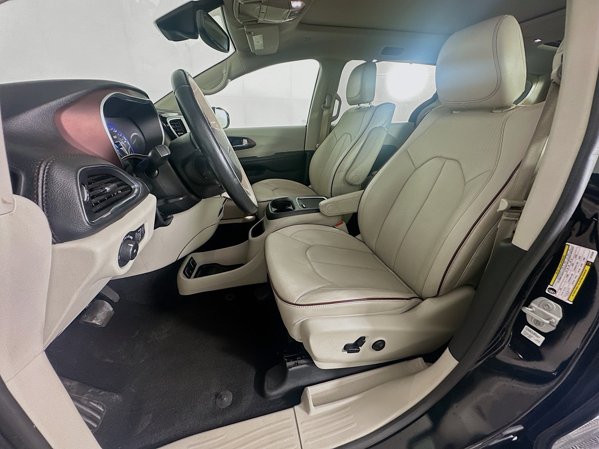 Used 2020 Chrysler Pacifica Limited w/ Advanced Safetytec Group FWD image 13