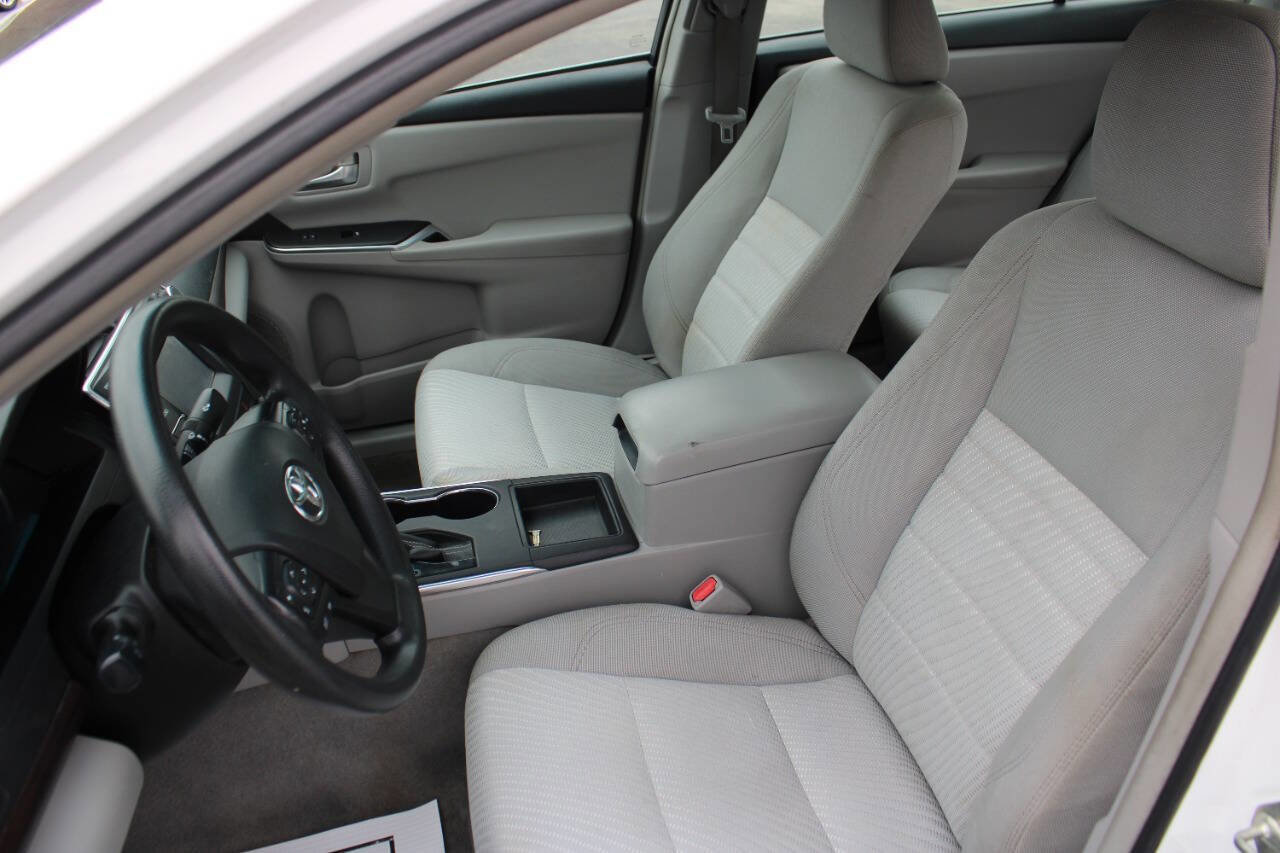 Used 2016 Toyota Camry LE image 29