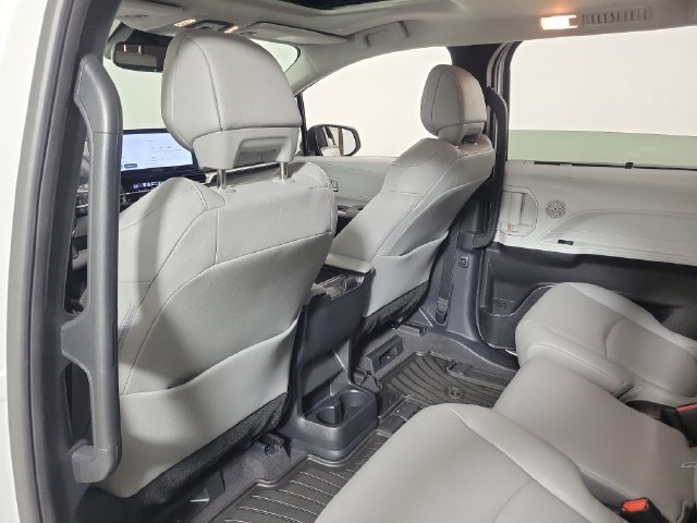 Used 2026 Toyota Sienna XLE FWD image 11