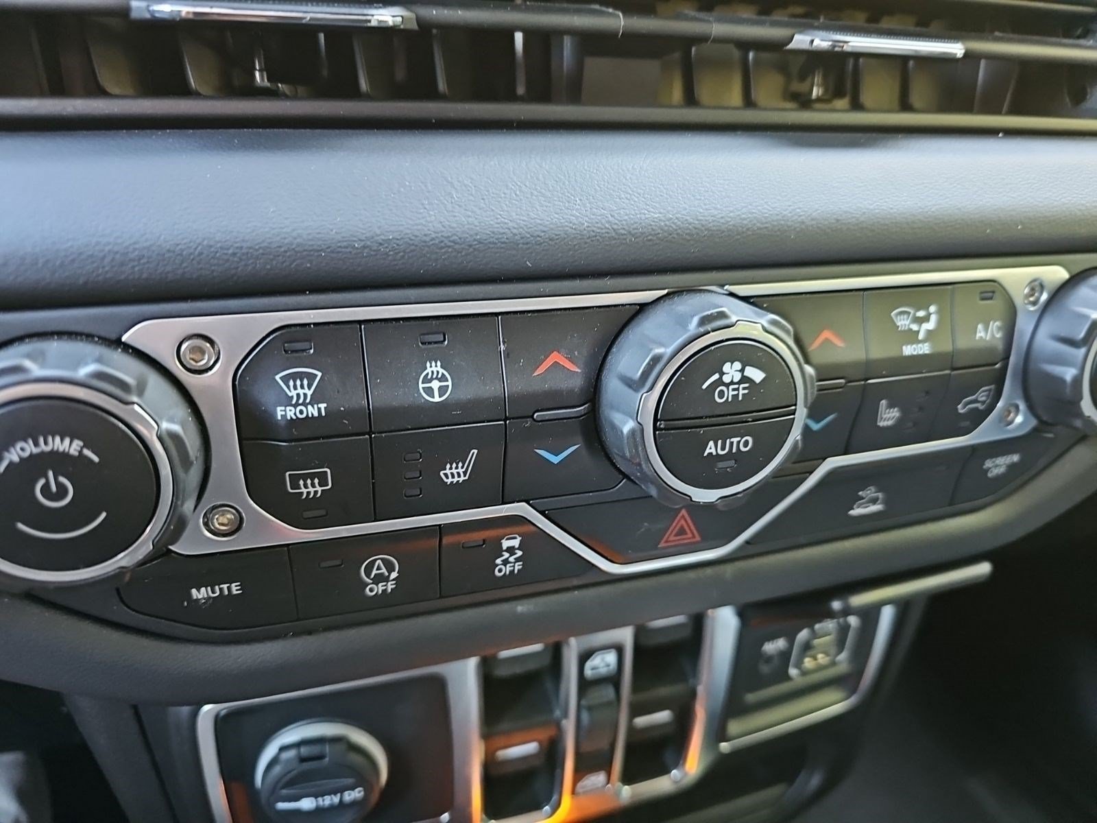 Used 2025 Jeep Wrangler Unlimited Sahara AWD/4WD image 21