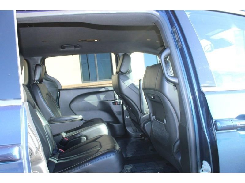 Used 2025 Chrysler Pacifica Select image 11