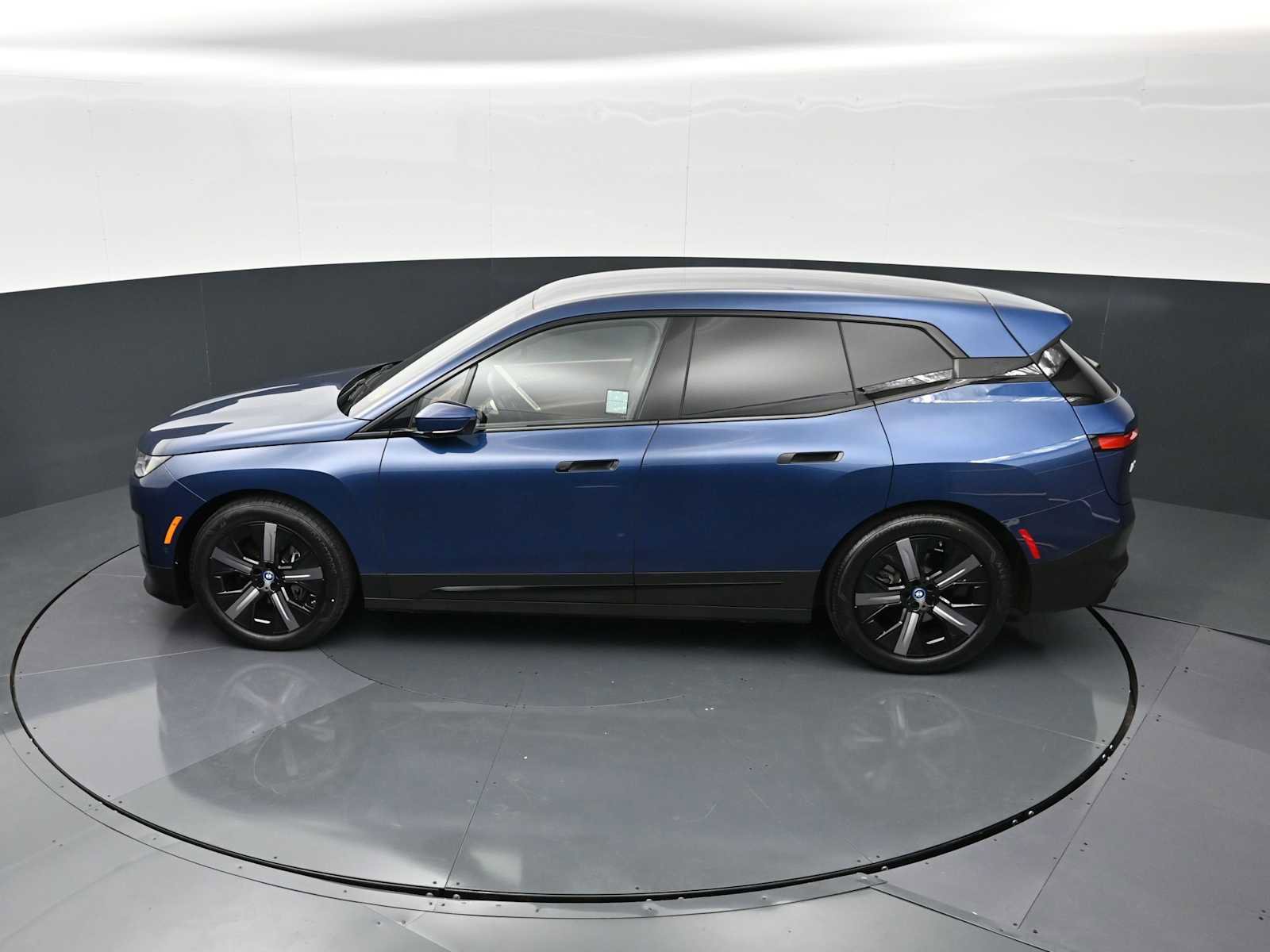 Certified 2023 BMW iX xDrive50 w/ Premium Package AWD/4WD image 24
