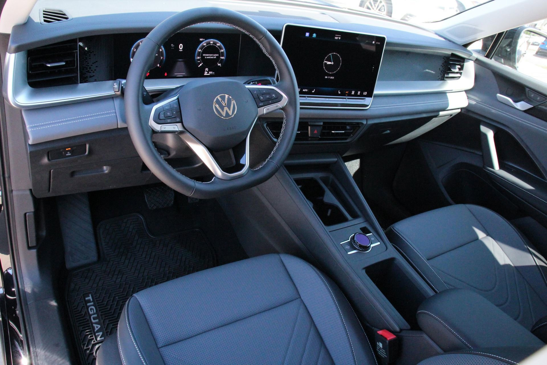 Certified 2025 Volkswagen Tiguan SE FWD image 8