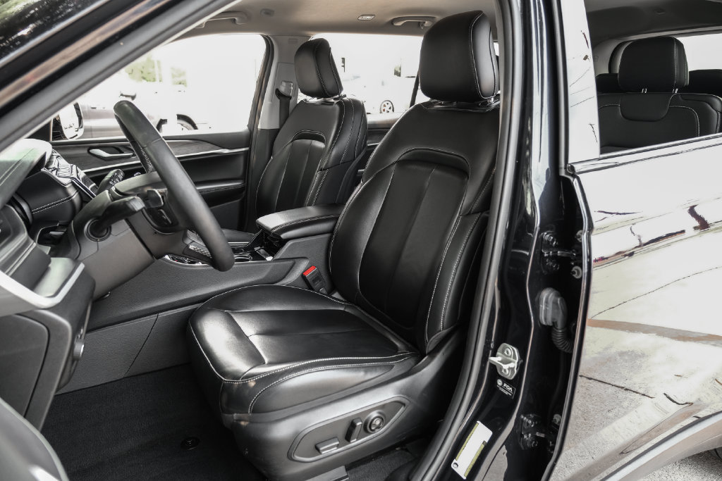 Used 2023 Jeep Grand Cherokee L Limited AWD/4WD image 8
