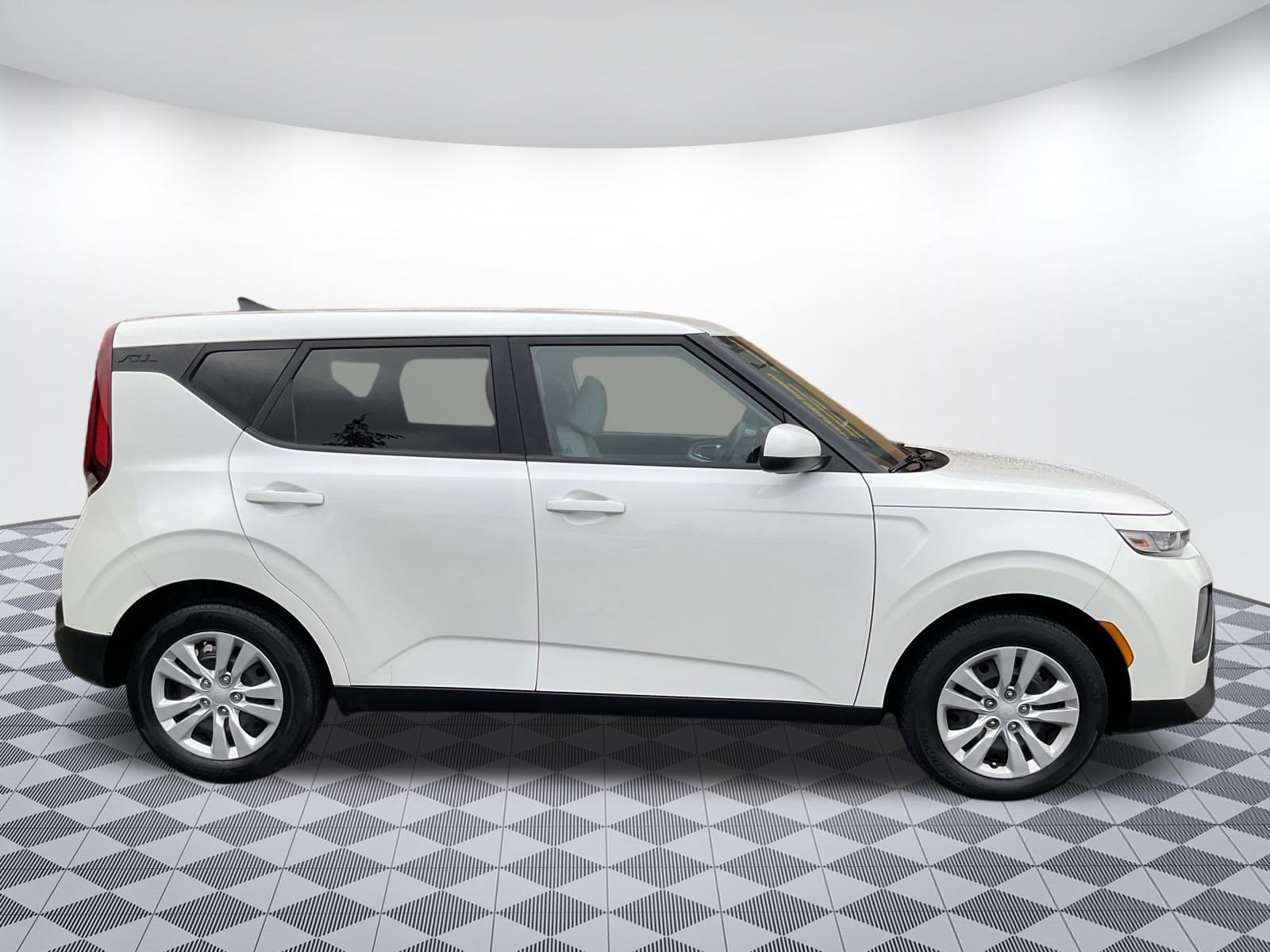 Used 2022 Kia Soul LX FWD image 2