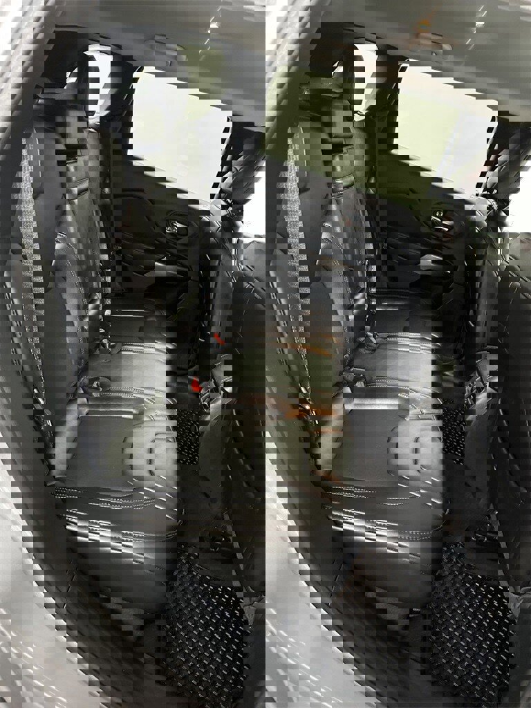 Used 2019 Jeep Cherokee Latitude Plus w/ Comfort/Convenience Group image 28