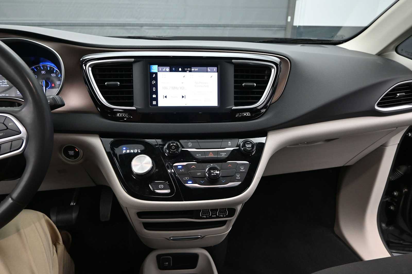 Used 2023 Chrysler Voyager LX FWD image 13
