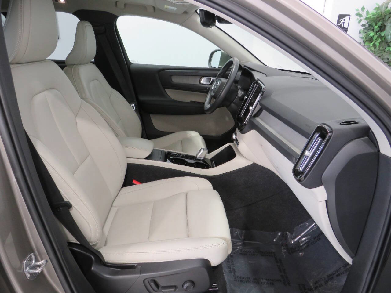 Used 2021 Volvo XC40 T4 Inscription image 11
