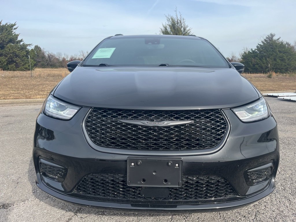 Used 2025 Chrysler Pacifica Limited image 2