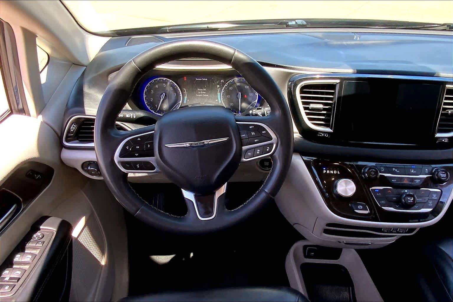 Used 2023 Chrysler Pacifica Touring-L FWD image 6