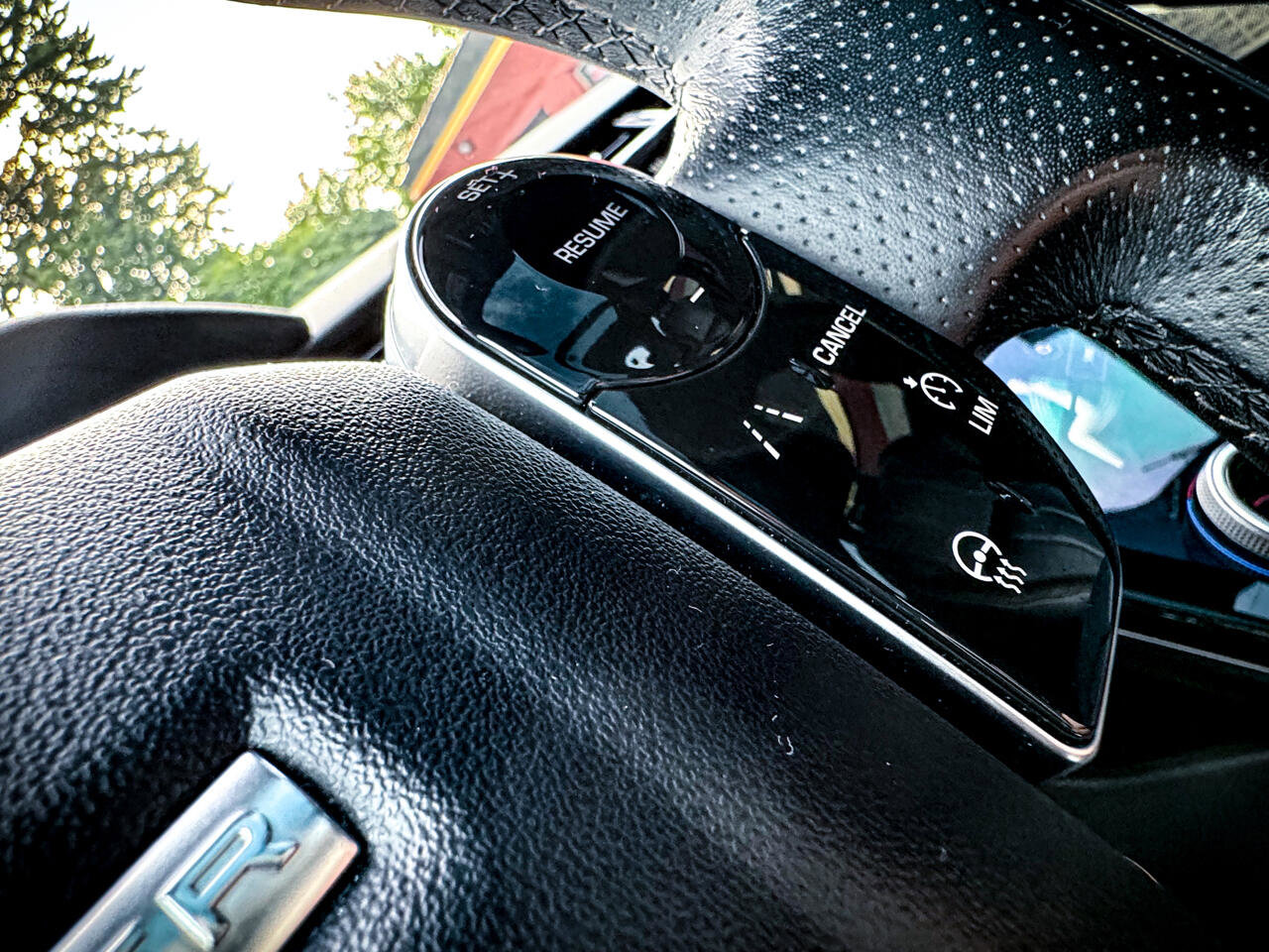 Used 2018 Land Rover Range Rover Velar R-Dynamic SE image 13