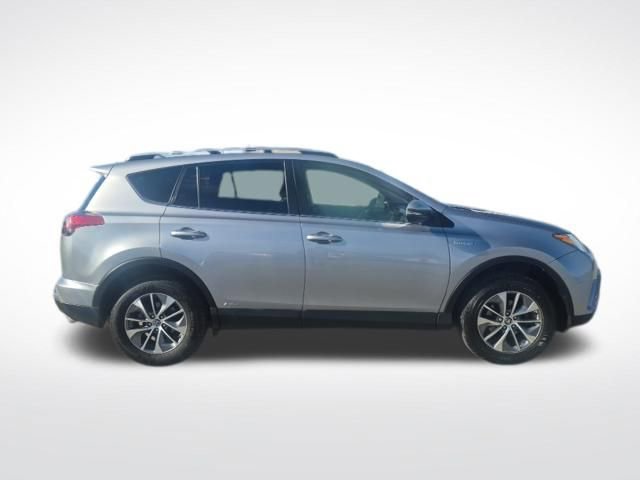 Used 2018 Toyota RAV4 LE image 5