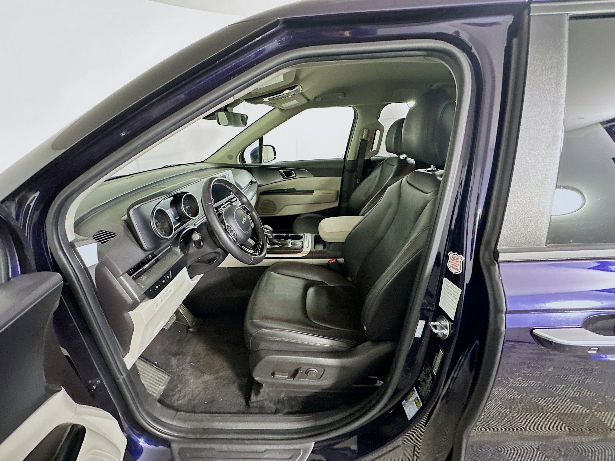 Used 2024 Kia Carnival LX image 13