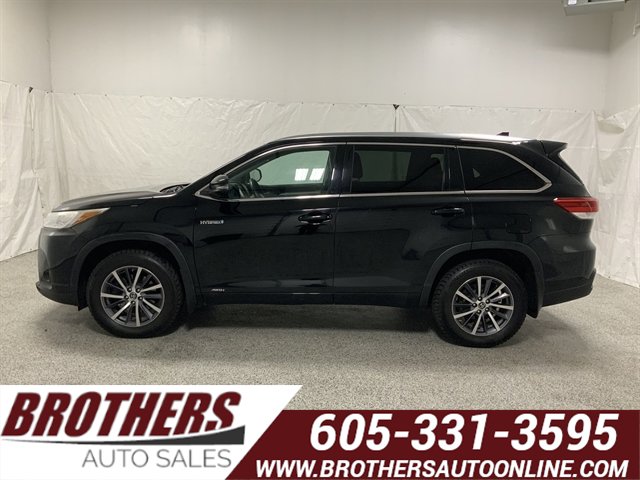 Used 2017 Toyota Highlander XLE AWD/4WD image 1