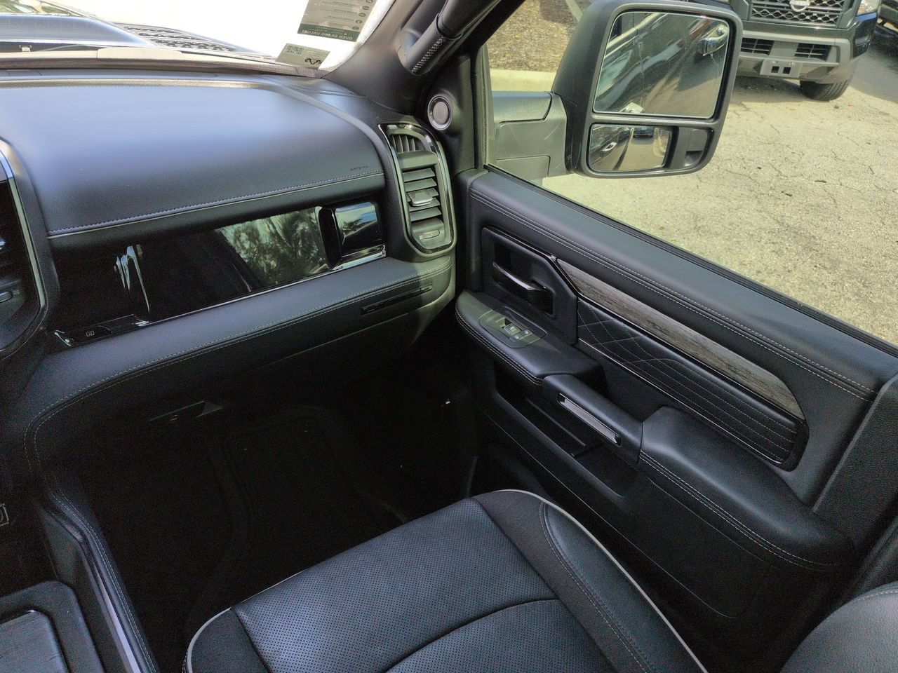 Used 2025 RAM 3500 Limited AWD/4WD image 17