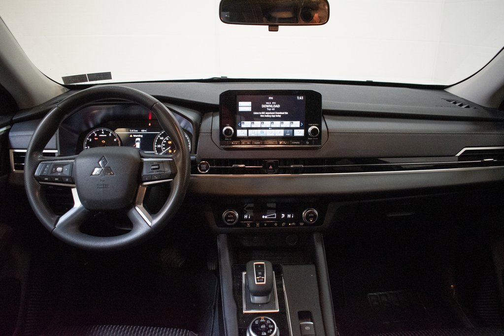 Used 2024 Mitsubishi Outlander ES image 11